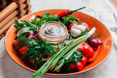 Свежие овощи с зеленью и французским соусом 