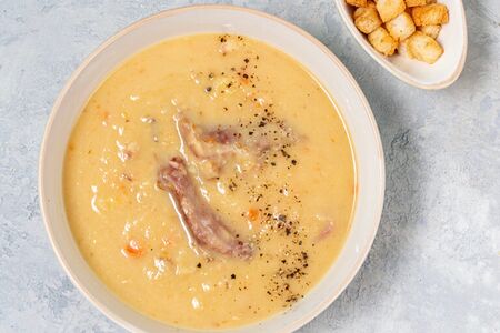Гороховый суп с копчеными свиными ребрышками