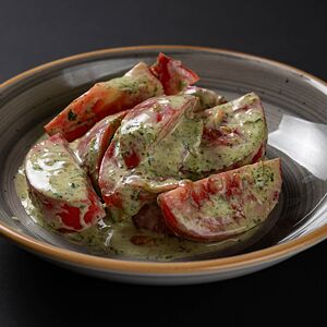 Салат из помидоров с соусом мацони и зелёной аджикой