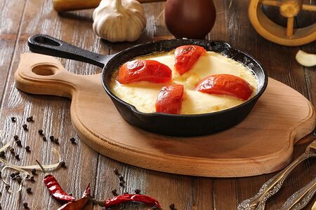 Сулугуни с помидорами на Кеци