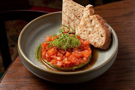 Тартар из форели с авокадо