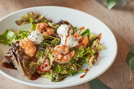 Салат со слабосолёным лососем и креветками