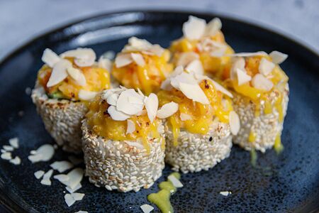 Запечённый тартар из креветки манго