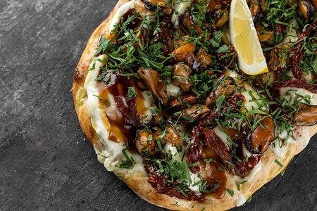 С мидиями и вялеными томатами