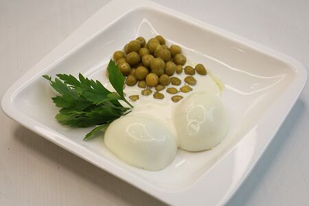 Яйцо с горошком под майонезом