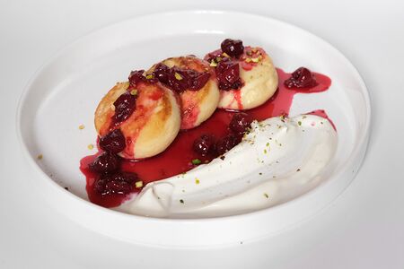 Сырники с домашним вишневым вареньем и сметаной