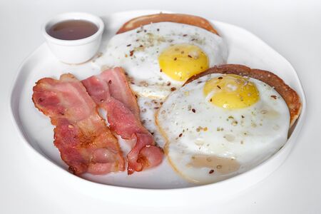 Панкейки с беконом и глазуньей под кленовым сиропом