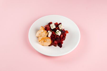 Салат из печеных овощей с фетой и курицей гриль