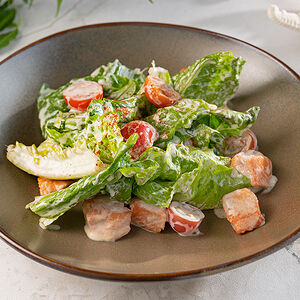 Тёплый салат со сливочным лососем