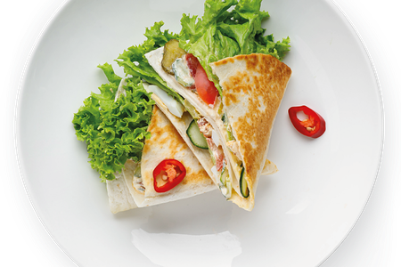 Сэндвич с курицей в тортилье