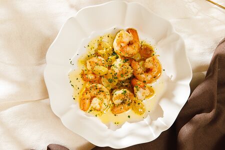 Креветка с огня, винoград, гремолата