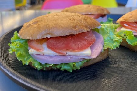 Бутерброд с ветчиной и сыром