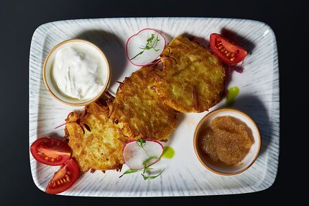 Драники картофельные с копчёной сметаной и щучьей икрой