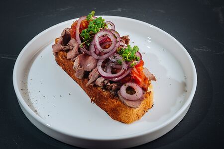 Брускетта с ростбифом и подкопчёнными томатами