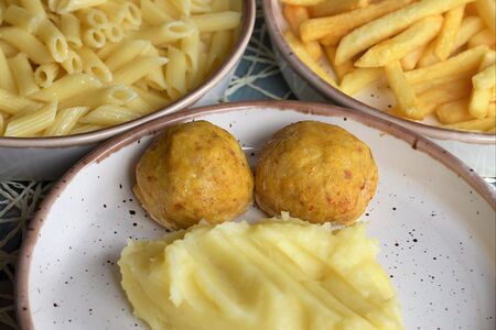 Куриные котлетки с гарниром  на выбор