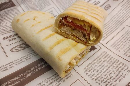 Сэндвич-ролл с курицей и овощами в лаваше