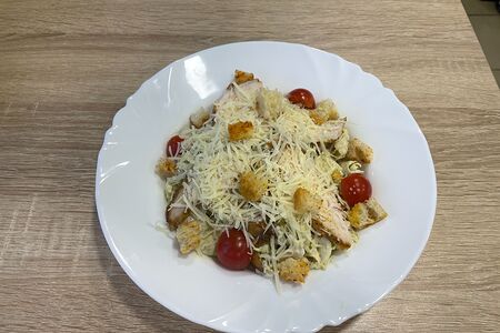 Салат Цезарь с курицей