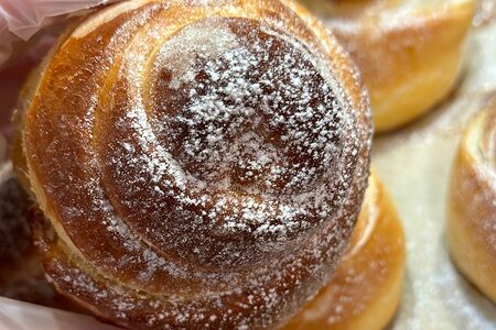 Булочка с абрикосовым повидлом