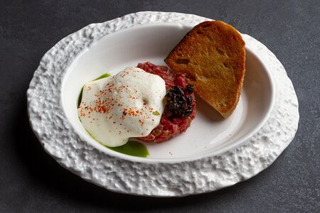 Тартар из говядины с муссом из Пармезана и каперсами