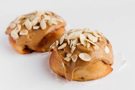 Синнабон без белого сахара с кокосовой карамелью