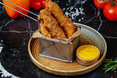 Стрипсы из куриного филе с соусом чеддер