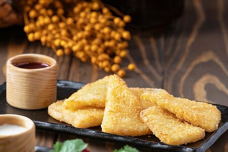 Жареный сулугуни с ежевичным соусом