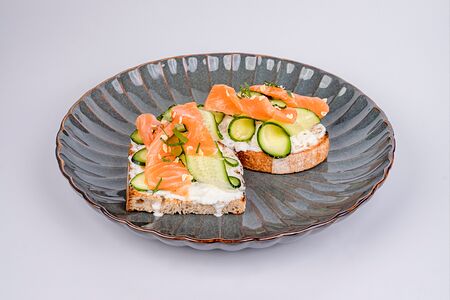 Брускетта с лососем и страчателлой