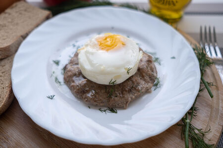 Бифштекс с яйцом
