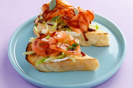 Брускетта с лососем