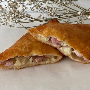 Пирожок с ветчиной, картошкой и сыром