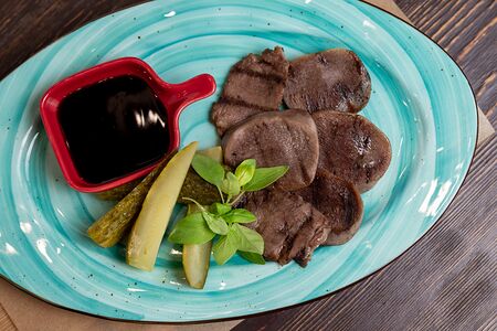 Язык теленка на гриле с устричным соусом и маринованным огурцом