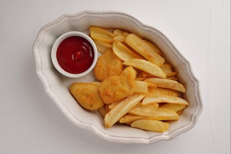 Куриные наггетсы с картофелем фри