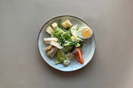 Салат с курицей и соусом Цезарь