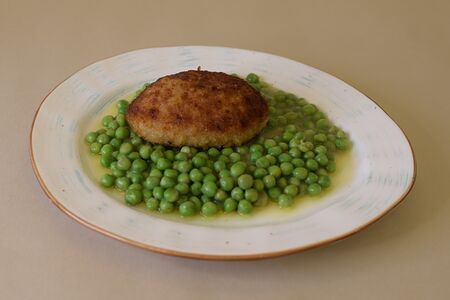 Котлета из цыплёнка с зелёным горошком