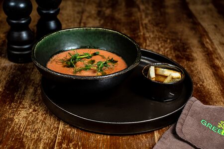 Томатный крем-суп с базиликом