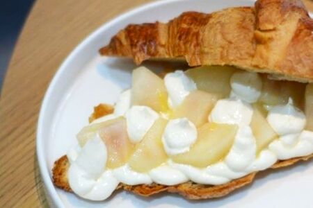 Круассан с грушей и горгонзолой