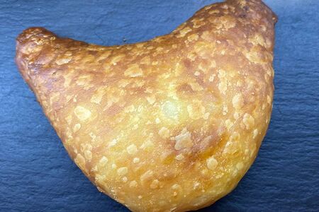 Пирожок с капустой и яйцом