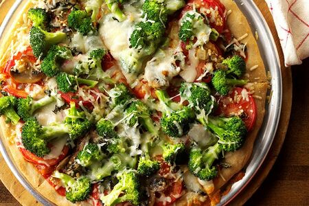 Пицца с курицей и брокколи