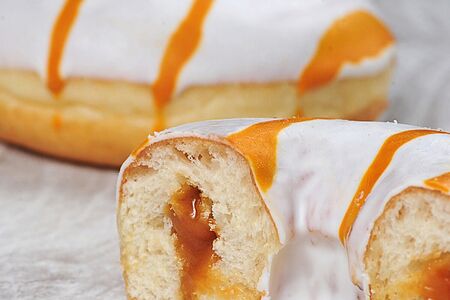 Донат с карамельной начинкой