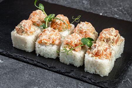 Ролл с тартаром из лосося и вялеными томатами