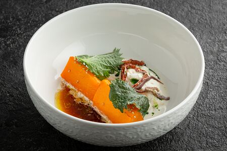 Салат Страчателла с тыквой, вялеными томатами и анчоусами