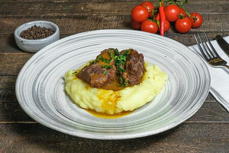 Тушеные телячьи щечки с картофельным пюре