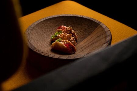 Хрустящие мини-тако с лососем, угрем и крабом