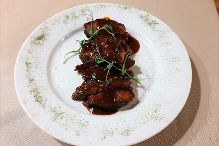 Говяжьи щечки под соусом