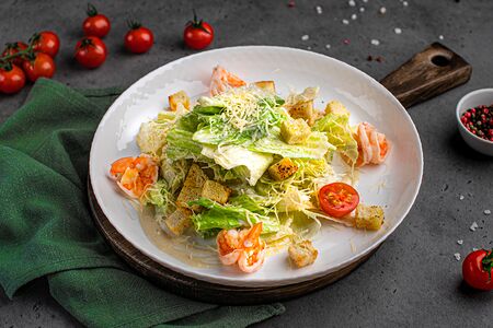 Салат Цезарь с креветками