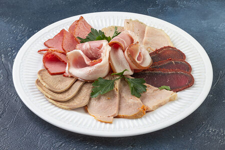 Ассорти из мясных деликатесов