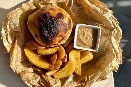 Закрытый бургер с цыпленком и моцареллой