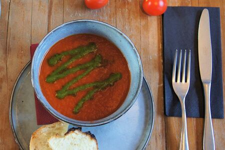Суп Томатный с гренками и базиликовым соусом