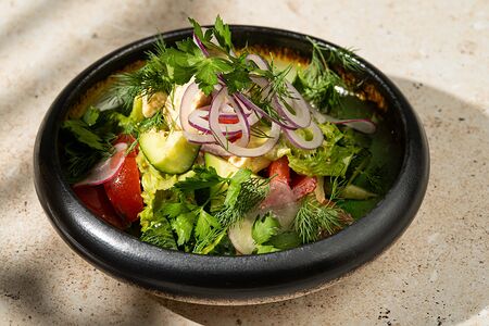 Салат овощной с домашним сыром