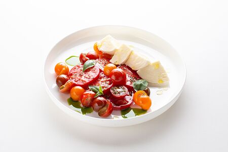 Моцарелла, помидоры, дикий орегано